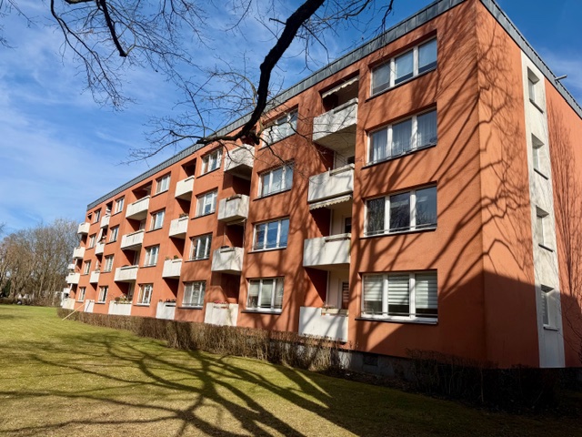 hintere Hausansicht - Charmante 4-Zimmer-Wohnung in zentraler Lage von Glinde zu kaufen!