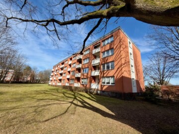 hintere Hausansicht - Charmante 4-Zimmer-Wohnung in zentraler Lage von Glinde zu kaufen!
