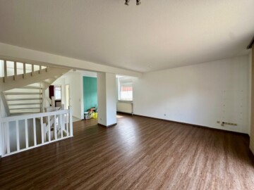 Wohnraum EG - Eine Wohnung mit Endreihenhaus-Charakter mit sonnigen Garten und 2 Garagen und Außenstellplatz