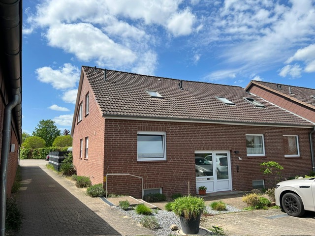 Titelbild - Eine Wohnung mit Endreihenhaus-Charakter mit sonnigen Garten und 2 Garagen und Außenstellplatz