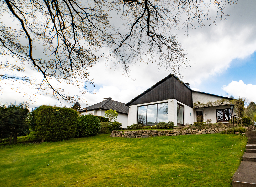 Außenansicht - Bungalow auf traumhaften Hanggrundstück im Herzen von Sottorf dem schönsten Dorf im Rosengarten