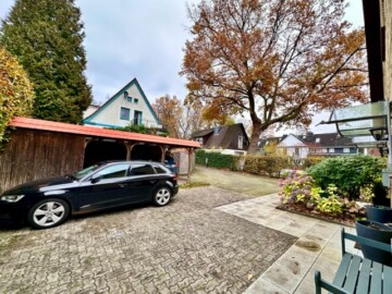 Willkommen in dieser schönen Doppelhaushälfte in einer der begehrtesten Lagen von Ahrensburg! - Parkplatz vor der Tür