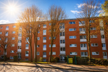 vordere Hausansicht - Renovierte 4-Zimmer-Wohnung in zentraler Lage von Glinde zu kaufen!