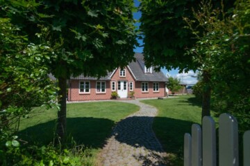 hochwertiges Einfamilienhaus - umgeben von einem ansprechenden Baum- und Pflanzenbestand - - Top ausgestattetes Friesenhaus bei St. Peter-Ording – ideal als Feriendomizil oder Zweitwohnsitz