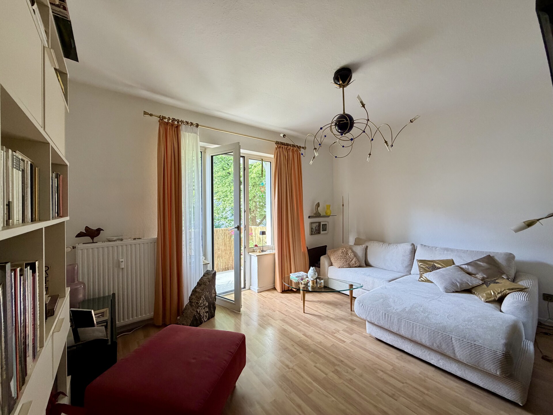 Wohnzimmer - Ihre Oase in Hamburg-Eppendorf: Charmante 3-Zimmer-Altbauwohnung mit Balkon–auch für Kapitalanleger