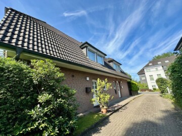 Aussenansicht - Charmante 2,5-Zimmer-Wohnung mit großem Garten in Hamburg-Niendorf