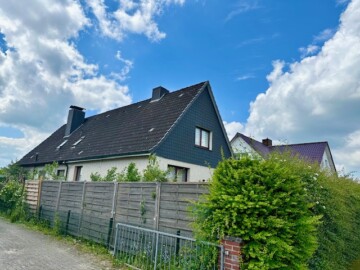 vordere Ansicht - Charmantes Doppelhaus in ruhiger Wohngegend in Delingsdorf zu kaufen!